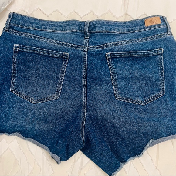 Sofia Jeans by Sofia Vergara Lila Short Distressed Denim Cutoff - Picture 2 of 4